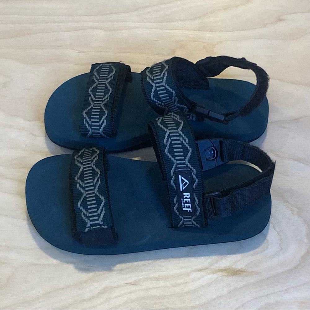Reef Kids' Green and Black Strap Sandals Size 2 Casual Summer.